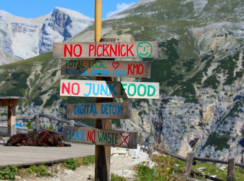 A "Digital Detox" sign reminds us to unplug and reduce screen time. By stepping away from constant connectivity (as research suggests), people often experience less anxiety and better sleep.